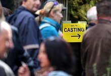 Teilnehmer für ein Casting für Komparsen - Ina Fassbender/dpa