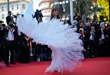 Voller Leichtigkit: Die franz&ouml;sische Schauspielerin Frederique Bel bei der Er&ouml;ffnung der 75. Internationalen Filmfestspiele in Cannes. - Petros Giannakouris/AP/dpa