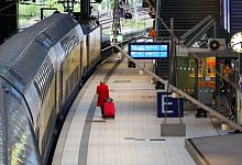 Ein Zug in einem Bahnhof - Bodo Marks/dpa/dpa-tmn