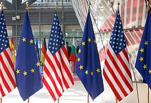 EU-Flaggen und amerikanische Fahnen - Nicolas Maeterlinck/BELGA/dpa