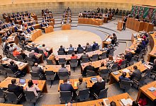 Blick in den Plenarsaal des Landtags von NRW. - Rolf Vennenbernd/dpa