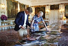 D&auml;nische K&ouml;nigin mit Regisseur Bille August - Foto: Jacob Joergensen/JJ Film/Netflix/dpa