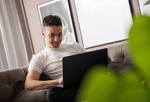 Junger Mensch mit Laptop - Christin Klose/dpa-tmn