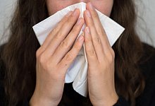 Eine Frau putzt sich die Nase - Alicia Windzio/dpa/dpa-tmn