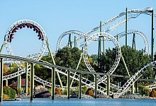 Besucher fahren mit der Achterbahn «Big Loop» im Heide-Park - Hauke-Christian Dittrich/dpa/dpa-tmn