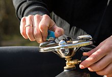 Bei vielen Gaskochern braucht man zum Entz&uuml;nden ohnehin Feuerzeug oder Streichholz - doch auch bei Kochern mit Piezo-Z&uuml;ndung sollte man eins von beiden parat haben, falls die Z&uuml;ndung streikt. - Christin Klose/dpa-tmn