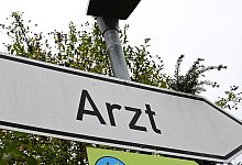 Arzt - Hinweisschild - Bernd Wei&szlig;brod/dpa