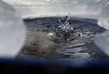 Wasser tropft in eine von Eis umgebene Regentonne - Karl-Josef Hildenbrand/dpa/dpa-tmn