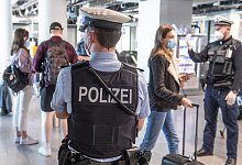 Einreise - Foto: Boris Roessler/dpa