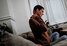 Long-Covid-Patienten leiden unter den anhaltenden Sp&auml;tfolgen einer Covid-19-Infektion. Dazu z&auml;hlen etwa M&uuml;digkeit, Konzentrationsschw&auml;che oder Schmerzen in Muskeln und Gelenken. Lange Fehlzeiten im Job sind oft die Folge. - Christin Klose/dpa-tmn