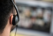 Mann nimmt an einem Videocall teil - Sebastian Gollnow/dpa/dpa-tmn