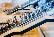 Menschen auf einer Rolltreppe - Christoph Soeder/dpa/dpa-tmn