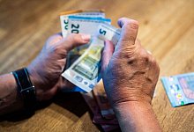 Geld - Foto: Lino Mirgeler/dpa/Illustration/Archivbild