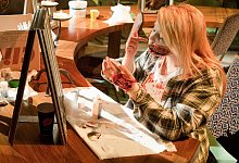 Darstellerin schminkt sich beim Monster-Casting in Babelsberg - Klaus-Dietmar Gabbert/dpa-tmn