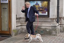 Boris Johnson kommt mit Hund Dilyn zur Wahl. - Stefan Rousseau/PA Wire/dpa