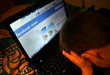 Ein Junge vor seinem Laptop - Foto: Oliver Berg