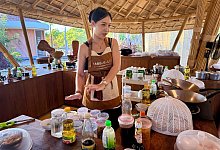 Kursleiterin Alice beim Kochkurs - Carola Frentzen/dpa-tmn