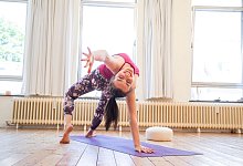 Eine Frau macht Yoga - Christin Klose/dpa-tmn
