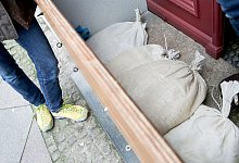 Sicherung einer Tür mit Sandsäcken - Bodo Marks/dpa/dpa-tmn