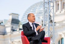 Bundeskanzler Olaf Scholz (SPD) spricht beim ARD-Sommerinterview auf der Terrasse des Marie-Elisabeth-L&uuml;ders-Hauses. - Christoph Soeder/dpa