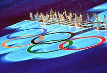 Die olympischen Ringe erstrahlen w&auml;hrend der finalen Zeremonie vor den Artisten. - Peter Kneffel/dpa