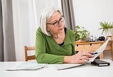 Eine Frau macht ihre Steuererklärung - Foto: Christin Klose/dpa-tmn