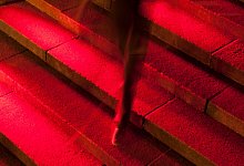 Männerbein in Anzug auf roter Treppe - Sebastian Gollnow/dpa/dpa-tmn