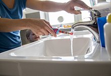 Gut geputzt, gut gesch&uuml;tzt vor Karies: Bei vielen Kinderzahncremes ist allerdings Luft nach oben, was den Fluoridgehalt angeht. - Christin Klose/dpa-tmn