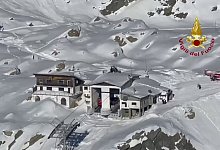 Viele Menschen sitzen nach Seilbahn-Unfall in Italien fest - -/Vigili del Fuoco/dpa