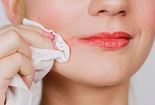 Eine Frau benutzt ein Kosmetiktuch - Monique W&uuml;stenhagen/dpa-tmn