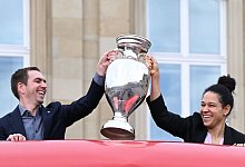 Trophy Tour - Bernd Weißbrod/dpa