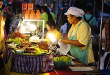 Streetfood in Bangkok - Foto: flocutus.de/dpa-tmn