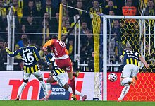 Fenerbahce Istanbul - Galatasaray Istanbul - Khalil Hamra/AP/dpa