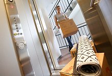 Ein Frau tr&auml;gt eine Umzugskiste - Foto: Bodo Marks