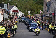 Der Leichenwagen mit dem Sarg von Königin Elizabeth II. fährt durch Ballater. - Andrew Milligan/PA Wire/dpa