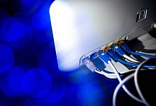 Netzwerkkabel (LAN-Kabel) stecken in einem Router - Sina Schuldt/dpa/dpa-tmn