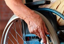 Ein Mensch im Rollstuhl - Mascha Brichta/dpa-tmn