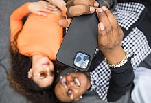 Eine Frau und ein Mann machen ein Selfie von sich. - Christin Klose/dpa Themendienst/dpa-tmn