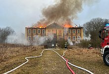 Schloss Johannstorf abgebrannt - Freiwillige Feuerwehr Dassow/dpa