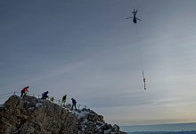 Zugspitz-Gipfelkreuz wird ins Tal geflogen und restauriert - Peter Kneffel/dpa