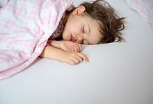 Gut gebettet? Nicht auf jeder Matratze. Sechs von 15 Kindermatratzen konnten &laquo;&Ouml;ko-Test&raquo; aufgrund von Sicherheitsm&auml;ngeln nicht &uuml;berzeugen. - Andrea Warnecke/dpa-tmn