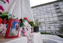 Vatikan: Papst auf dem Weg der Besserung - Andrew Medichini/AP/dpa