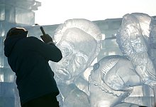 Eisskulpturenwettbewerb in Harbin - Wang Jianwei/XinHua/dpa