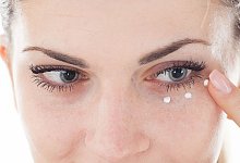 Frau tr&auml;gt eine Augencreme auf - Christin Klose/dpa-tmn