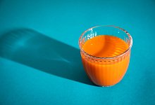 Karottensaft steht auf einem Tisch - Christin Klose/dpa-tmn