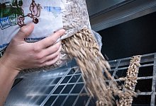 Heizen mit Holzpellets - Florian Schuh/dpa-tmn