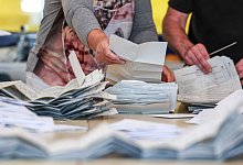 Wahlhelfer bei der Stimmenausz&auml;hlung von Briefwahlstimmen - Jan Woitas/dpa/dpa-tmn