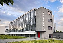 Bauhausgebäude mit weltbekanntem Schriftzug - Heidi Scharvogel/dpa-tmn