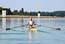 Der Weltmeister und Europameister im Rudern, Oliver Zeidler, sitzt in seinem Boot auf dem Wasser der Ruderregattastrecke Oberschlei&szlig;heim. - Felix H&ouml;rhager/dpa