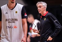 Bundestrainer Gordon Herbert verfolgt das Training der Basketball-Nationalmannschaft. - Marius Becker/dpa
